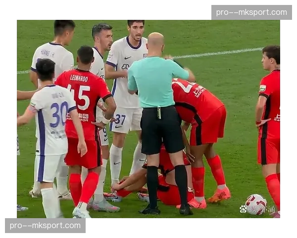 镜头特写：VAR介入检查点球，双方球员聚集在中圈等待最终判罚