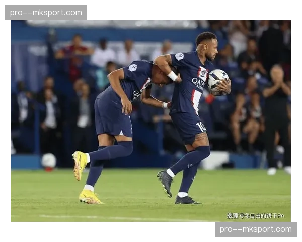 巴黎圣日耳曼飞抵曼彻斯特，姆巴佩训练中状态轻松