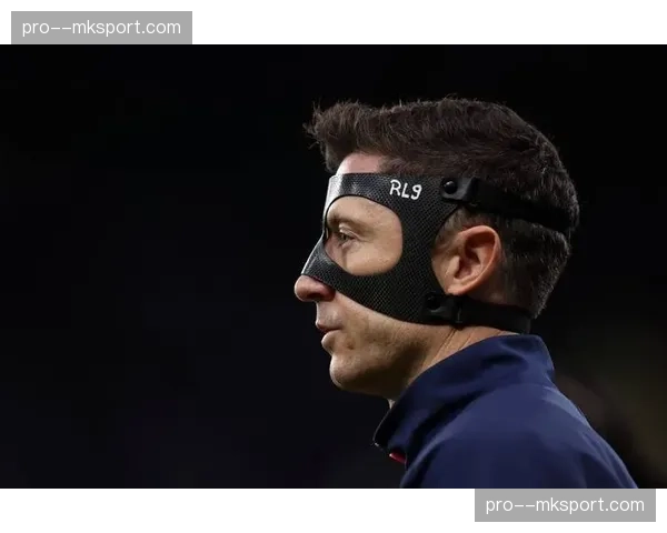 莱万多夫斯基合同即将到期，自荐AC米兰引发巴萨锋线重组讨论