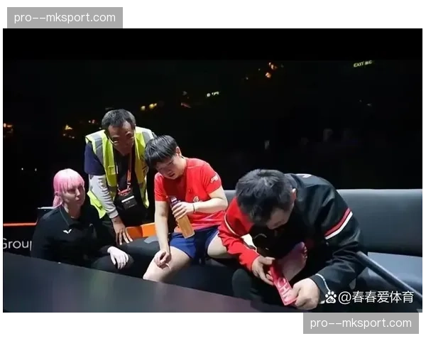 总决赛G1首节：怀特意外崴脚坚持比赛，队医初步诊断为轻度扭伤